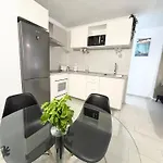 Central & Modern In Playa Las Vistas